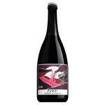Eine dunkle Flasche mit der Aufschrift Lambrusco Puro, Roter Perlwein aus der Emilia Romagna von Vitivinicola Fangareggi, auf der abstrakte Bilder von zwei Gesichtern und Weingläsern zu sehen sind.