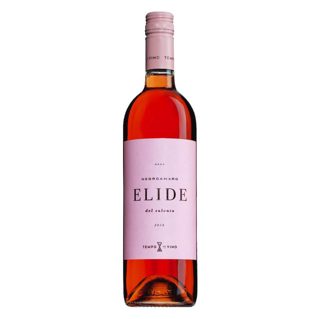 Eine 0,75-l-Flasche Tempo al Vino Elide Negroamaro Salento IGT Roséwein mit rosa Etikett auf weißem Hintergrund.