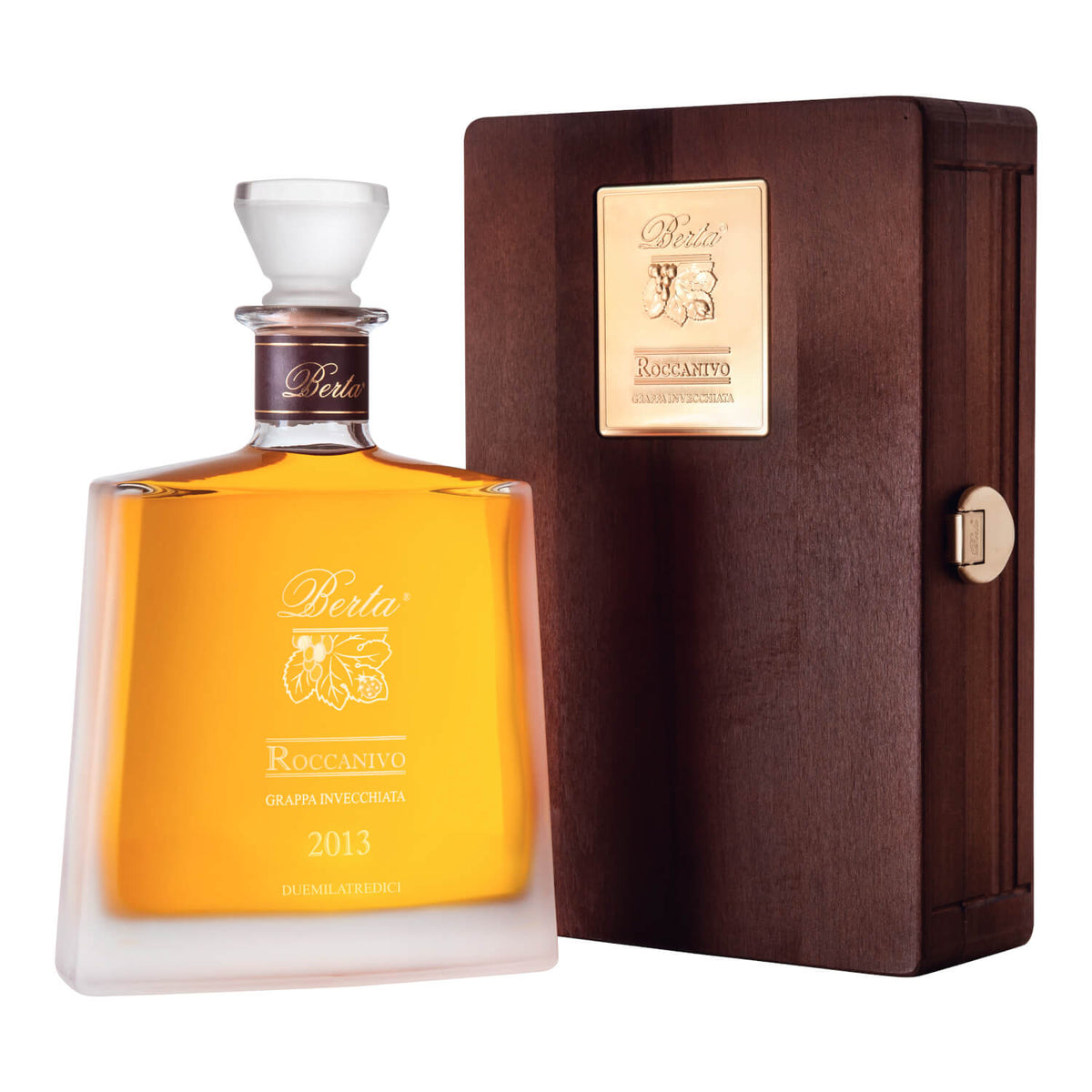 Eine 0,7-Liter-Flasche Grappa Berta Roccanivo von Distillerie Berta s.r.l. mit einer Holzschachtel.