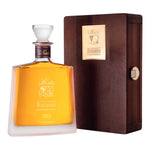 Eine 0,7-Liter-Flasche Grappa Berta Roccanivo von Distillerie Berta s.r.l. mit einer Holzschachtel.
