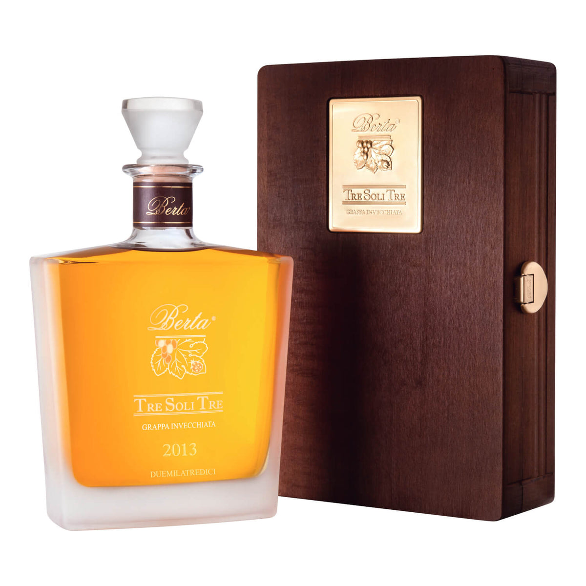 Eine Flasche der Distillerie Berta s.r.l. Grappa Berta Tre Soli Tre, 0,7 l, ausgestellt neben einer Holzkiste.