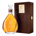 Eine limitierte Auflage von 0,7 l Grappa Berta Paolo der Distillerie Berta s.r.l., präsentiert in einer hölzernen Geschenkbox.