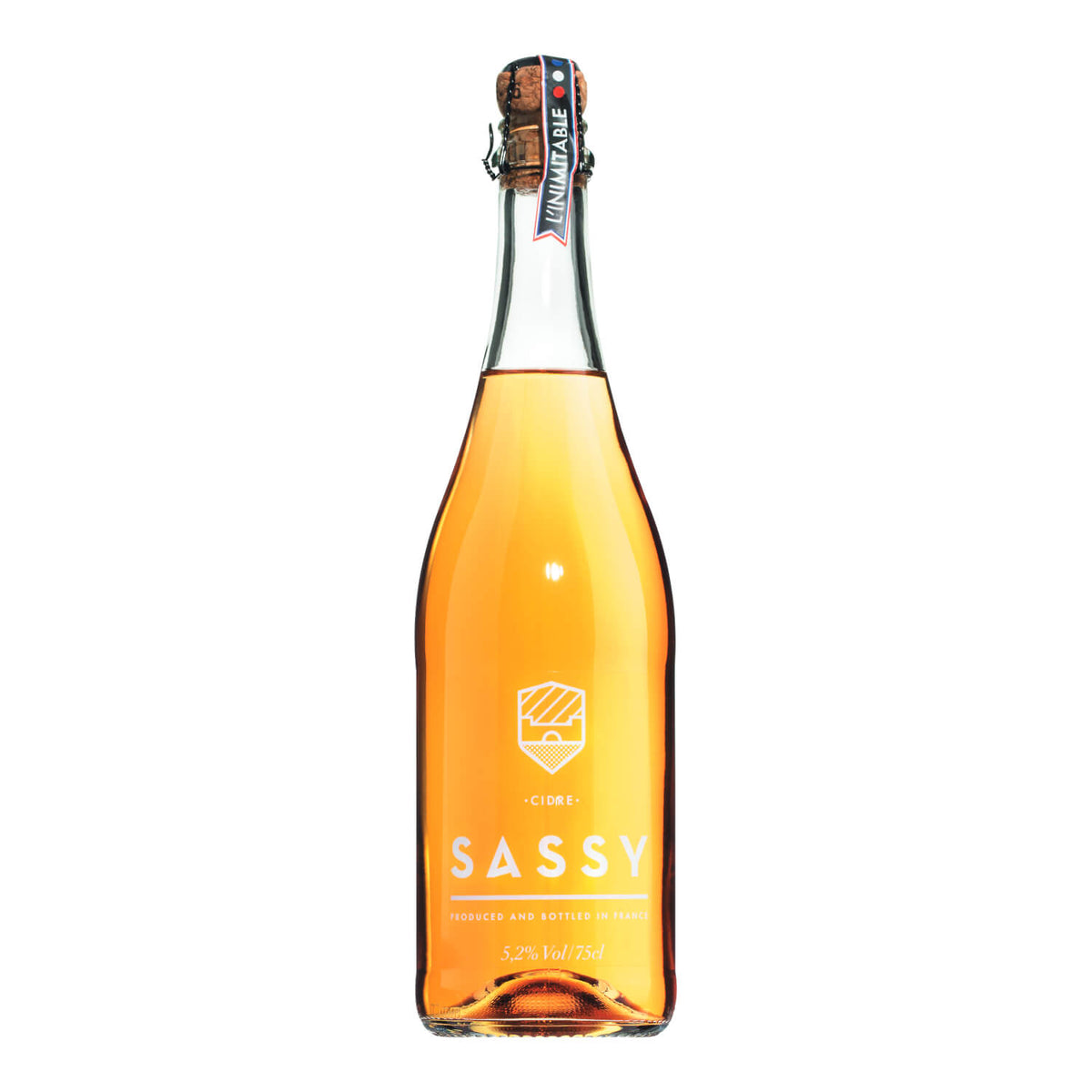 Eine 0,75 l Klarglasflasche Sassy Bio Cidre Apfelschaumwein mit Korken, bernsteinfarbener Flüssigkeit und Markenetikett.