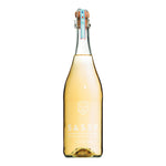 Eine 0,75-l-Flasche Sassy Cidre Poire Birnenschaumwein mit einem Korkverschluss und einer klaren, hellgoldenen Flüssigkeit im Inneren.