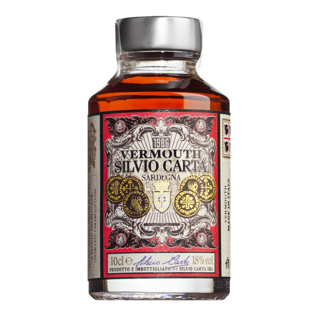 Eine 0,1-Liter-Mini-Flasche Silvio Carta Vermouth Rosso Wermut der Marke Silvio Carta mit verschnörkeltem Etikett im Vintage-Stil und bernsteinfarbener Flüssigkeit im Inneren.