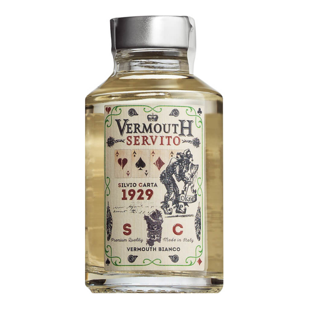 Mini-Klarglasflasche (0,1 l) von Silvio Carta Vermouth Bianco Servito mit dekorativem Etikett mit "Silvio Carta 1929" und Kartensymbolen.