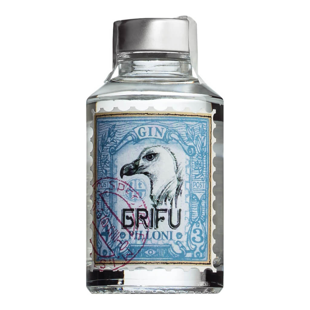 Eine 0,1-Liter-Klarglasflasche Silvio Carta Gin Grifu mini mit einem GRIFU-Etikett und einem blauen Geier-Stempel auf der Vorderseite.