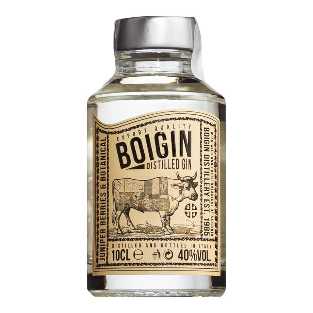 Eine 0,1-Liter-Flasche Silvio Carta Gin Boigin mini mit einem Vintage-Etikett mit einer Kuh-Illustration und botanischen Details.