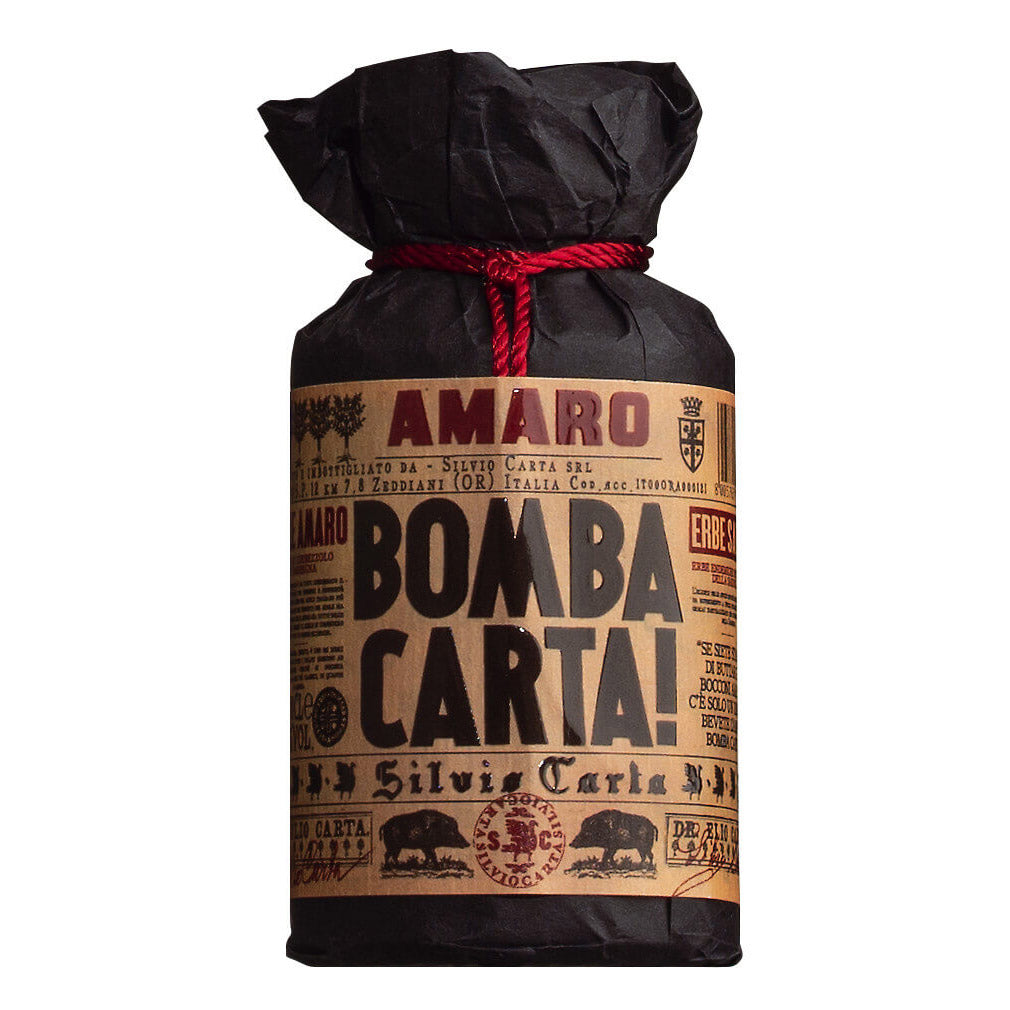 Die 0,1-Liter-Mini-Flasche Silvio Carta Amaro Bomba Bitterlikör ist in schwarzes Papier eingewickelt und trägt ein Vintage-Etikett mit dem Schriftzug AMARO BOMBA CARTA.