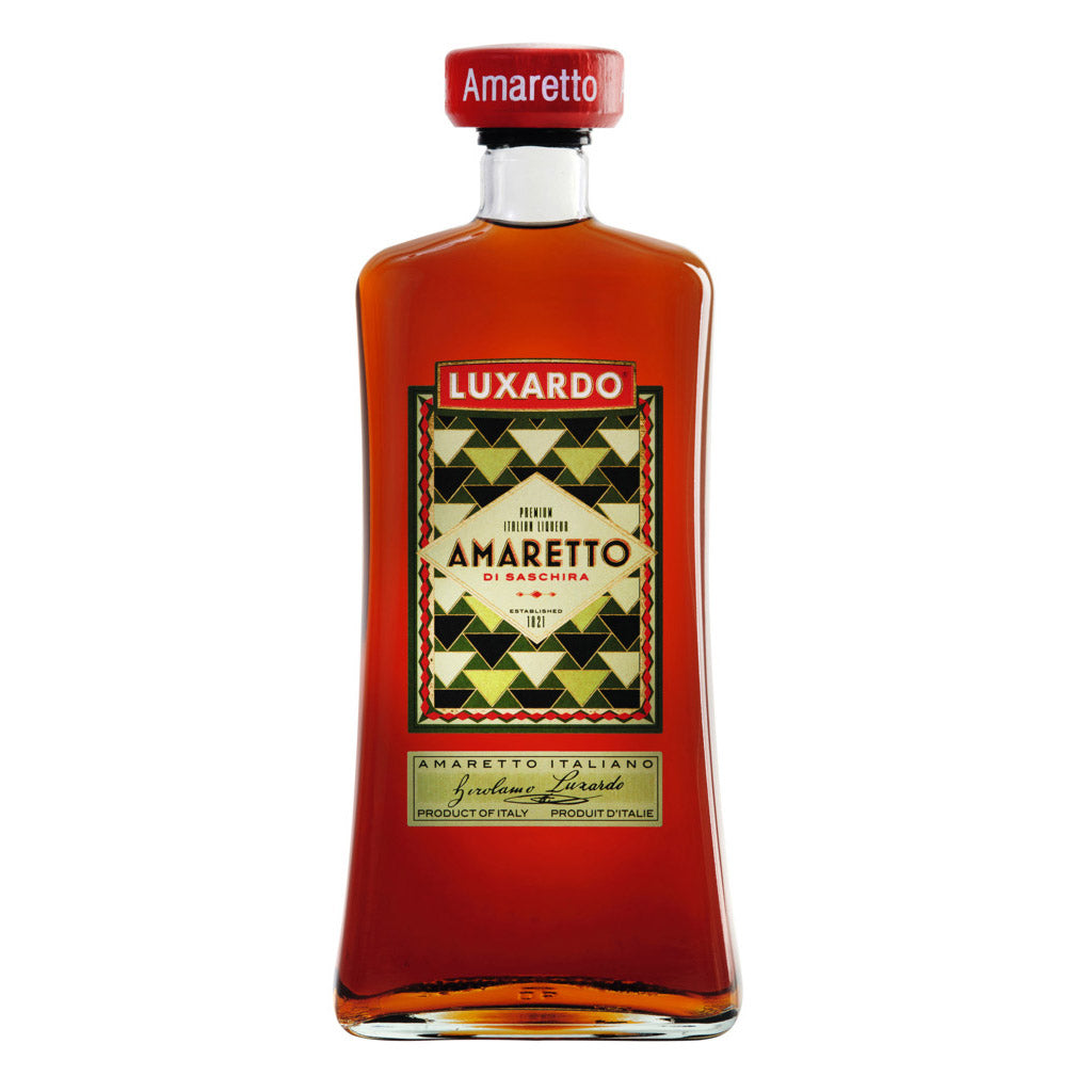 Eine 0,7-Liter-Flasche Luxardo Amaretto di Saschira Bittermandellikör mit rotem Verschluss und geometrischem Etikettenmotiv.