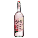 Eine 0,75l-Flasche Belvoir Pressé Holunderblüten-Rosen-Limonade in klarem Glas mit einem rosa Blumenetikett.