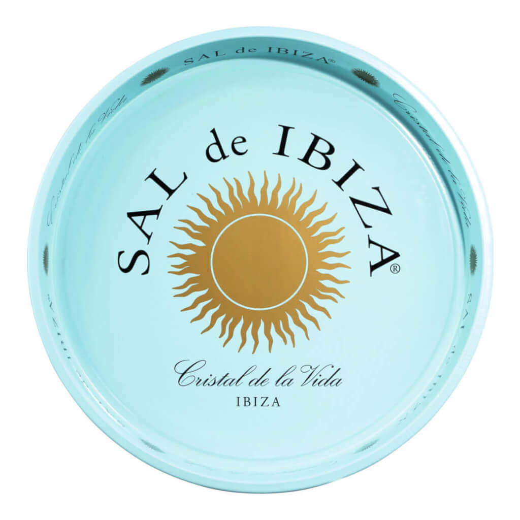 Ein rundes blaues Blechtablett der Sal de Ibiza GmbH mit einem Durchmesser von 33 cm und dem Sal de Ibiza-Logo mit einer goldenen Sonne in der Mitte.