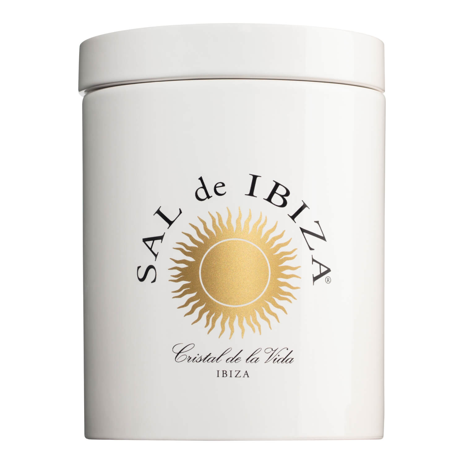 Weißes Keramikgefäß mit "Sal de Ibiza GmbH" und goldenem Sonnenlogo; darunter steht "Cristal de la Vida IBIZA". Produkt: Keramiktopf für Meersalz von Sal de Ibiza.