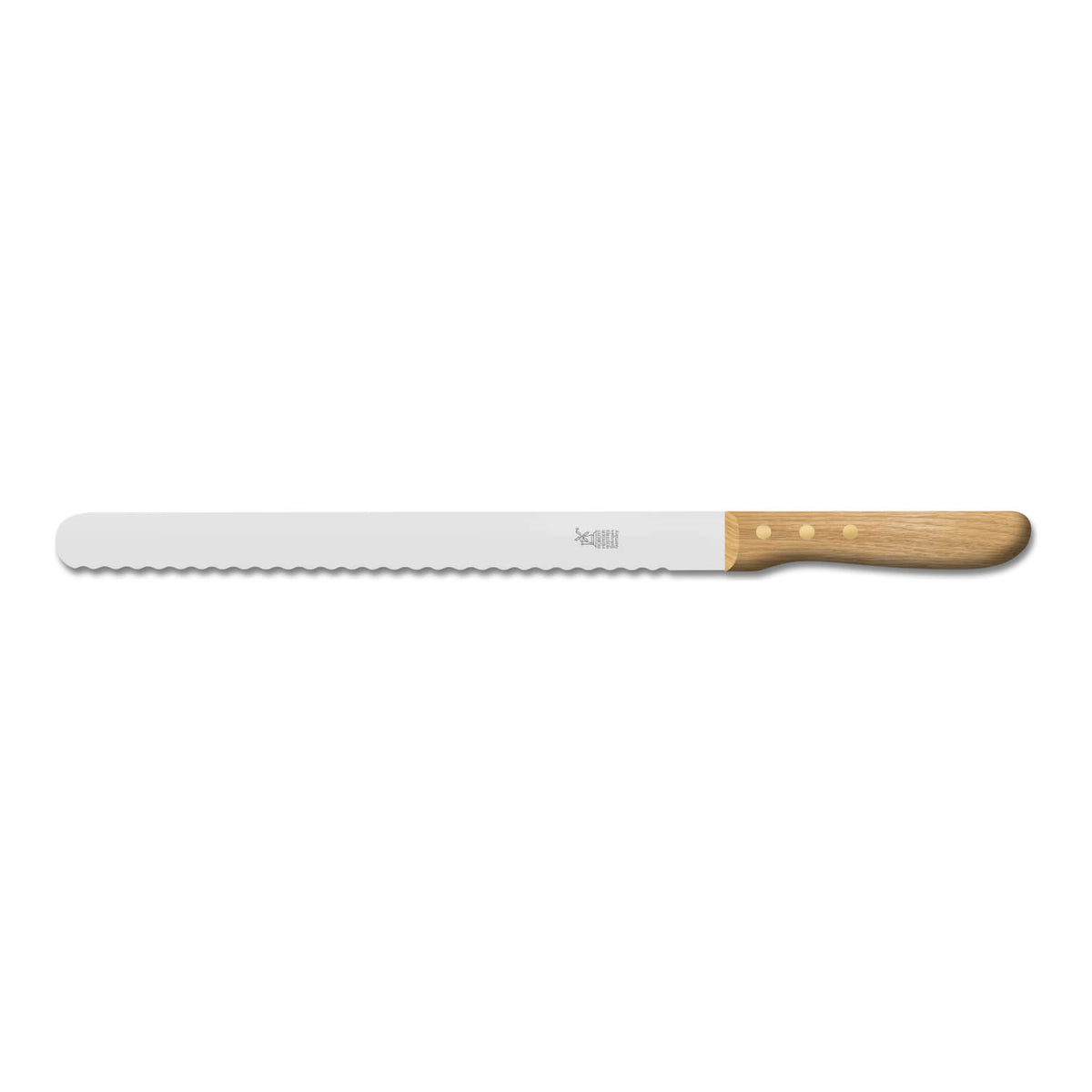 Das Brisketmesser BBQ Edition rostfrei von Windmühlenmesser - by Robert Herder verfügt über eine lange gezahnte Klinge, die nach links zeigt, und einen Eichenholzgriff mit drei Messingnieten.