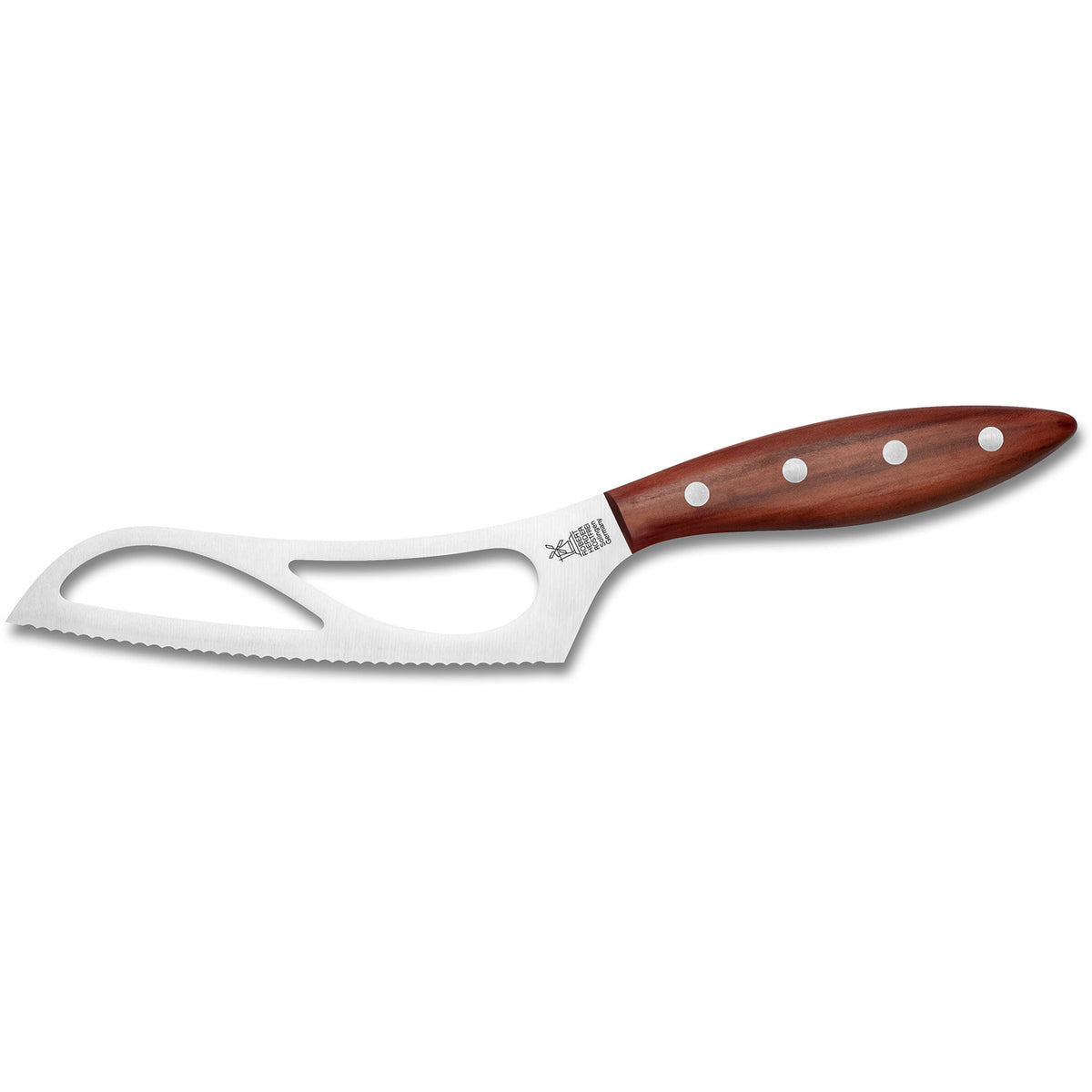 Das Fromago Cio Universalkäsemesser von Windmühlenmesser hat eine Klinge aus rostfreiem Stahl mit Löchern und einen Griff aus Pflaumenholz, der von Robert Herder gefertigt wurde.