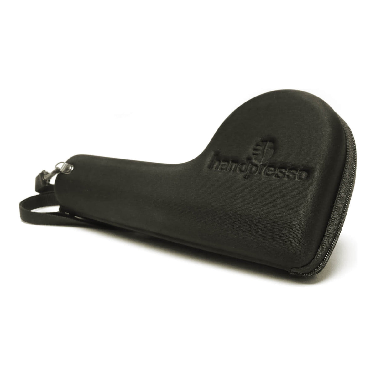 Das Handpresso Etui für Handpresso Pump ist eine schwarze Tragetasche mit Reißverschluss und einem Griff, der auf einer Seite mit dem Handpresso-Logo geprägt ist.