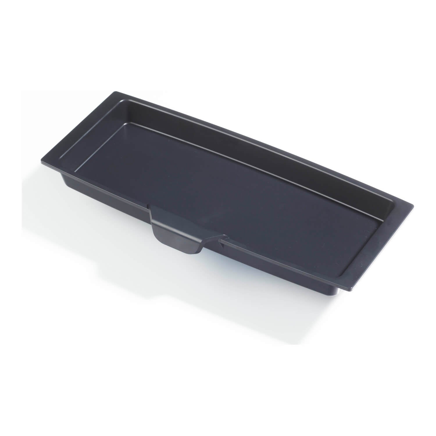Die Schublade klein für Schneidbox von Schneidbox by Ideenreich ist ein rechteckiges schwarzes Kunststofftablett mit geringer Tiefe, das schräg auf weißem Hintergrund abgebildet ist.