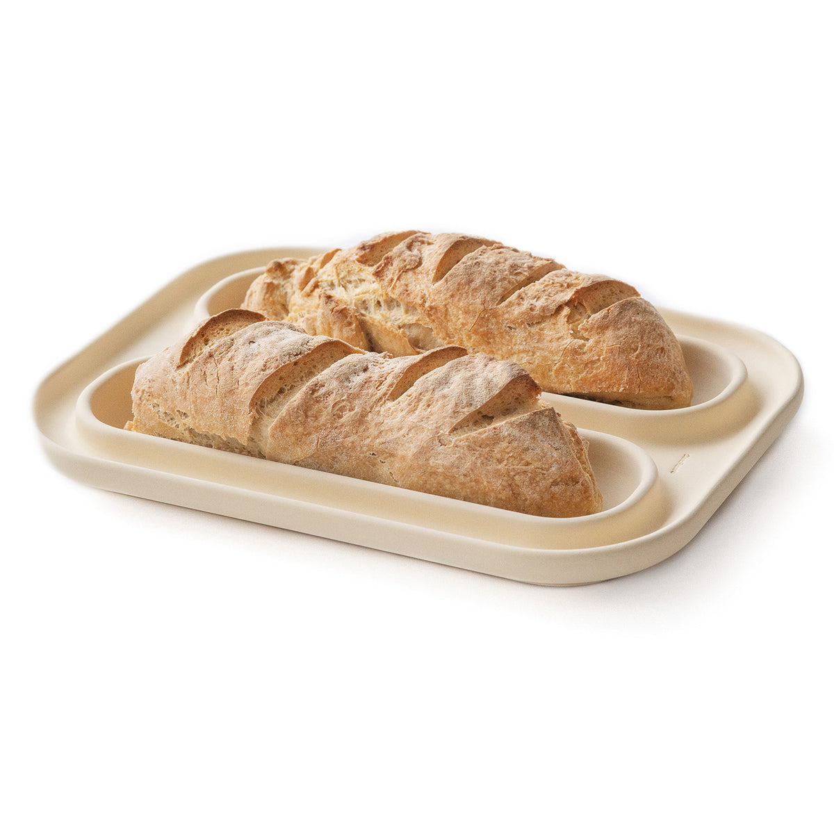 Zwei Baguettes liegen auf der beigen Backplatte Baguettebäcker CeraFlam® von Denk Keramik, einem rechteckigen Tablett mit zwei Schlitzen, abgebildet auf weißem Hintergrund. Inklusive Rezeptheft.