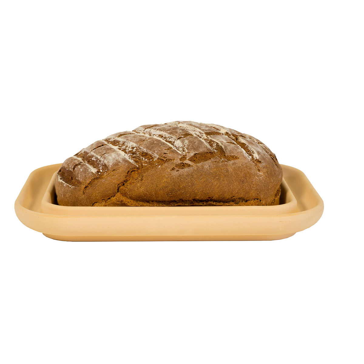 Auf der rechteckigen beigen Backplatte Bread&Cake XL CeraFlam® von Denk Keramik liegt ein rustikaler Brotlaib mit mehlbestäubter Kruste.