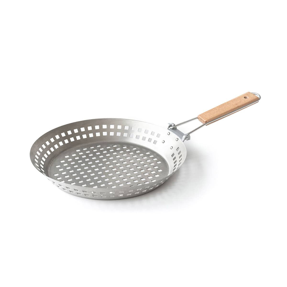 Die Grillpfanne aus Edelstahl für das Bratfeuer® von Denk Keramik besitzt quadratische Löcher und einen Holzgriff, präsentiert vor weißem Hintergrund.