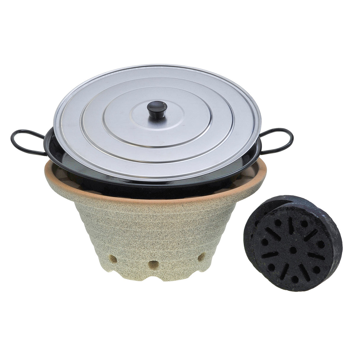 Das Bratfeuer® von Denk Keramik ist ein schnellheizender Outdoor-Kocher mit Topf und Deckel, hier neben einem runden Holzkohlebrikett.