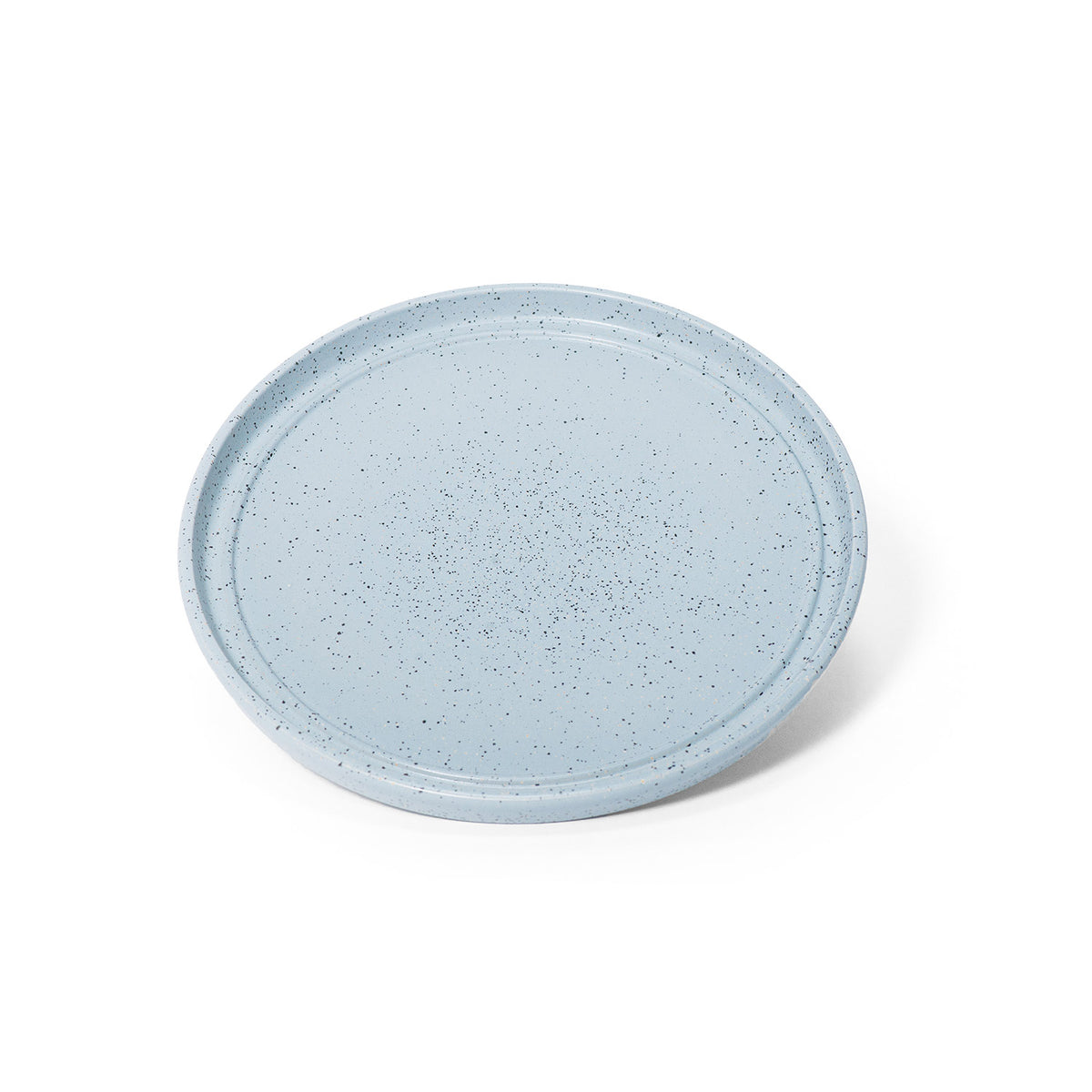 Die Keltenplatte Bratplatte/Deckel CeraFlam® von Denk Keramik ist eine runde, hellblau glasierte Keramikplatte mit kleinen schwarzen Sprenkeln.