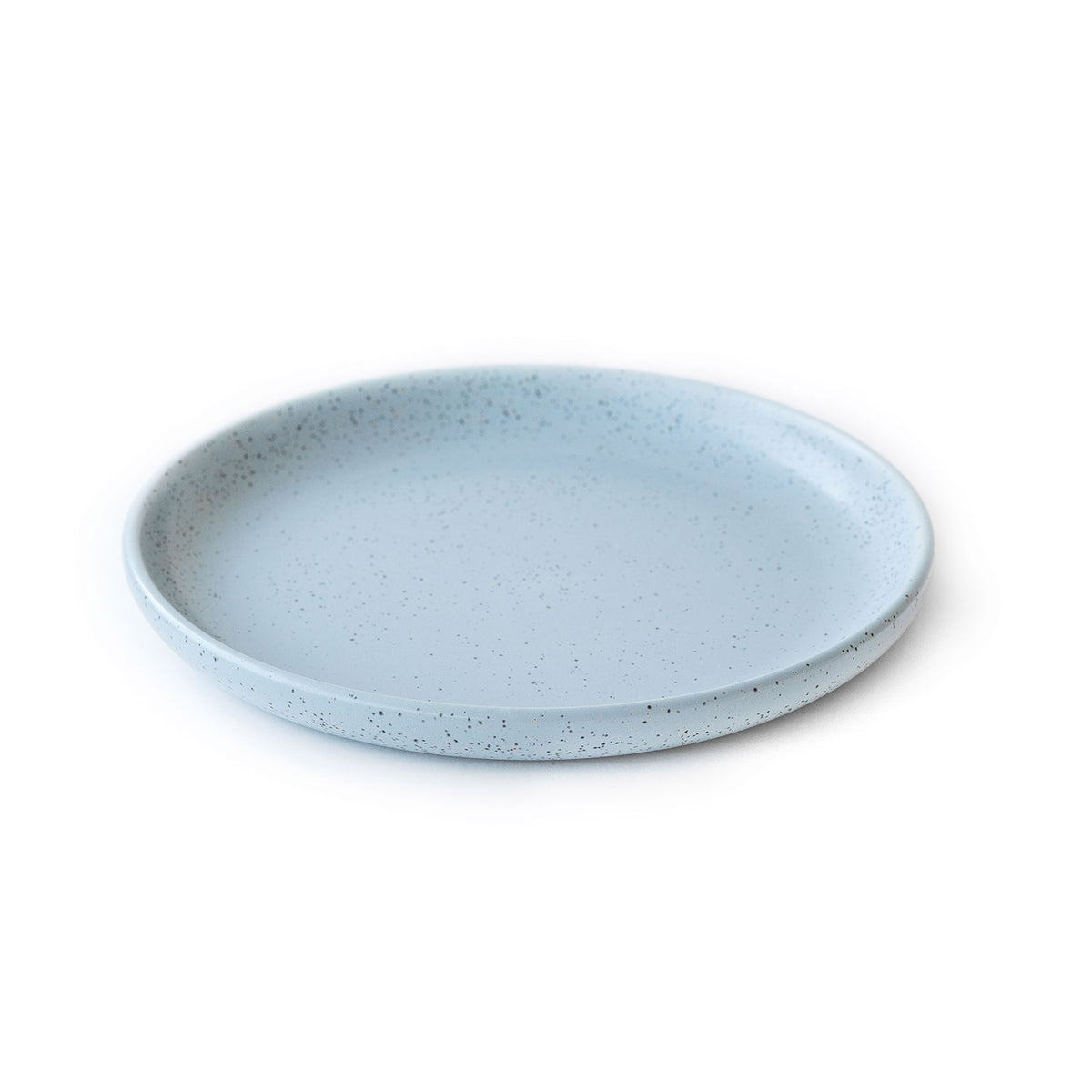 Die Keltenschale CeraFlam® glasiert von Denk by Denk Keramik ist ein runder, hellblauer Keramikteller mit leicht erhöhtem Rand und dezent gesprenkeltem Muster.