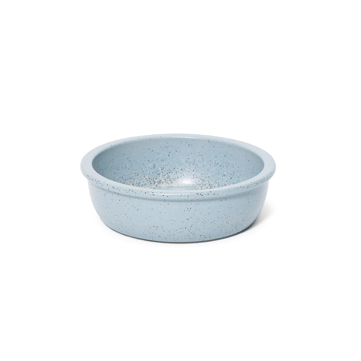 Der Keltentopf® XL CeraFlam® glasiert von Denk by Denk Keramik ist eine hellblaue, runde, flache Keramikschale mit einem gesprenkelten Muster auf weißem Grund.