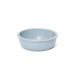 Der Keltentopf® XL CeraFlam® glasiert von Denk by Denk Keramik ist eine hellblaue, runde, flache Keramikschale mit einem gesprenkelten Muster auf weißem Grund.
