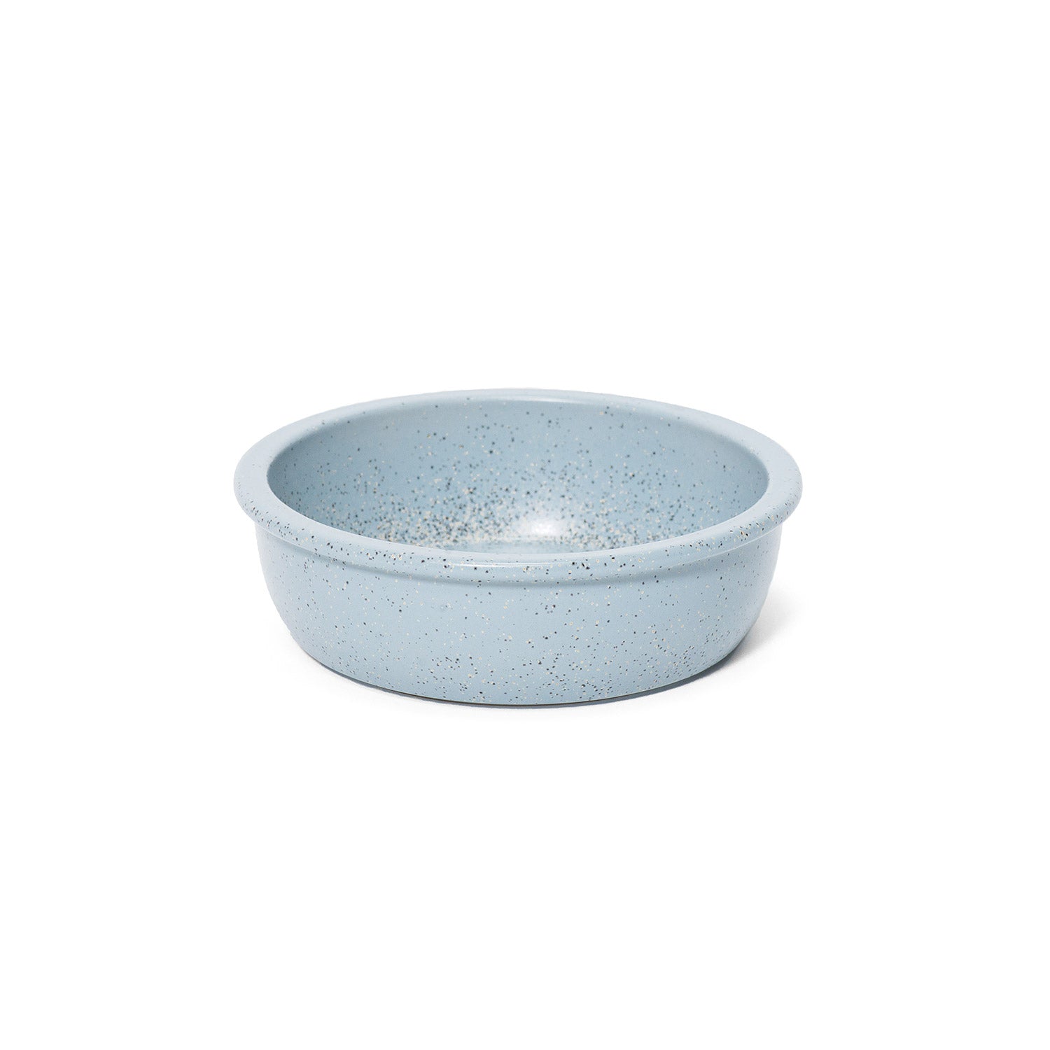 Der Keltentopf® XL CeraFlam® glasiert von Denk by Denk Keramik ist eine hellblaue, runde, flache Keramikschale mit einem gesprenkelten Muster auf weißem Grund.