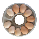 Der Rock&Roll® zur Eierlagerung aus Granicium®-Rutil Keramik von Denk Keramik ist ein runder Eierhalter für zehn braune Eier, die ringförmig um eine zentrale Öffnung angeordnet sind.
