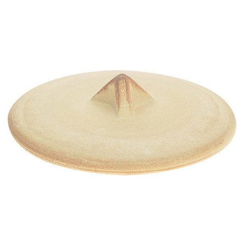 Runder beiger Keramikdeckel (Deckel CeraNatur®) mit zentralem dreieckigen Griff, entworfen für das Schmelzfeuer® Indoor von Denk Keramik. In der Ansicht von oben.