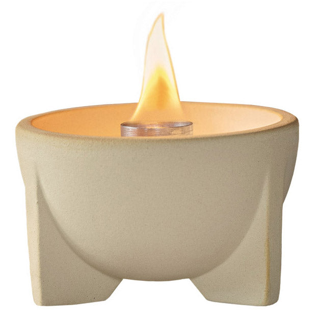 Das Schmelzfeuer® Indoor CeraNatur® mit Wachs von Denk Keramik ist eine kleine beigefarbene Keramikschale mit einer sichtbaren Flamme in der Mitte.