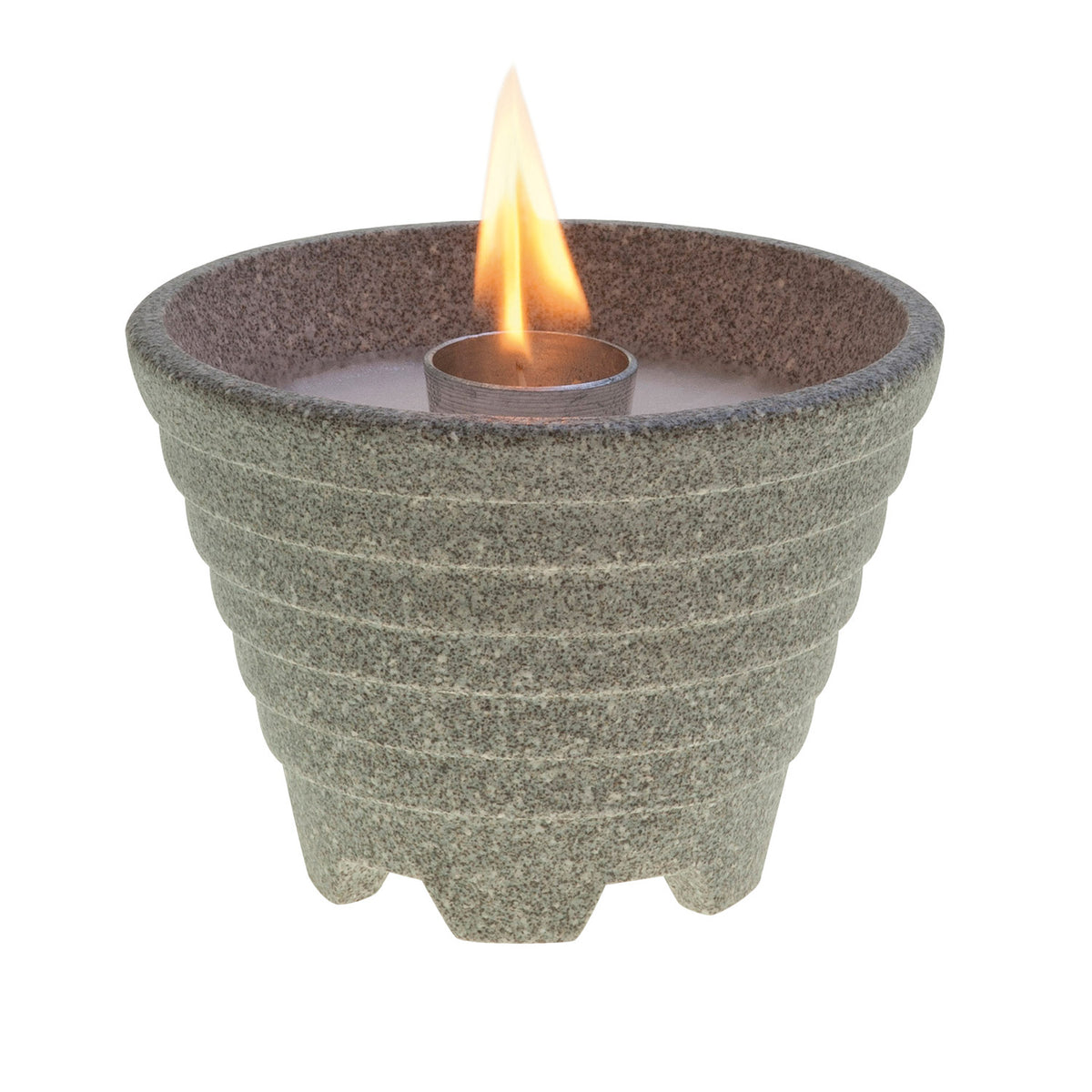 Das Schmelzfeuer® Indoor Granicium® mit Wachs gefüllt von Denk by Denk Keramik ist eine runde, strukturierte Steinschale mit einer zentralen Flamme, die an eine Tischfeuerstelle erinnert.