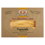 Eine 250-g-Packung Rustichella d'Abruzzo S.p.A. Pappardelle alluovo handgemachte Eiernudeln, sichtbar durch ein Fenster, mit der Aufschrift Made in Italy.