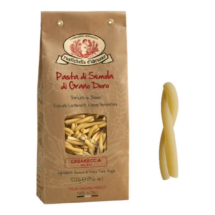 Eine braune Tüte Casareccia Hartweizennudeln von Rustichella, 500 g von Rustichella d'Abruzzo S.p.A., mit einem Stück Pasta daneben.