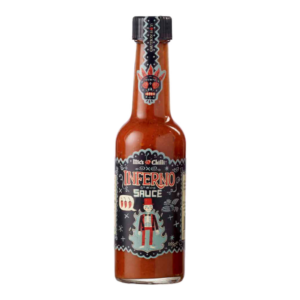 Eine 165-g-Flasche Mic's Chili Inferno Sauce (60.000 Scoville) von Mics Chilli mit einem dekorativen Totenkopf und Chili-Etikett.