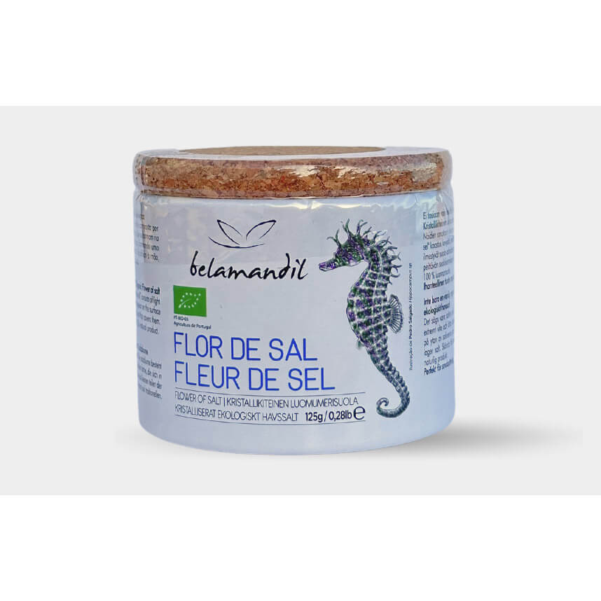 Ein 125g Glas Belamandil Fleur de Sel Bio Meersalz von den Salinen von Belamandil mit Korkdeckel und Seepferdchenmotiv auf dem Etikett.