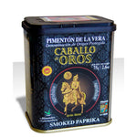 Eine schwarze Dose Caballo de Oros Smoked Paprika süß-pikant (Pimentón de la Vera bittersüß), 75 g, mit einem rot-goldenen Etikett mit einem Pferd und einem Reiter.