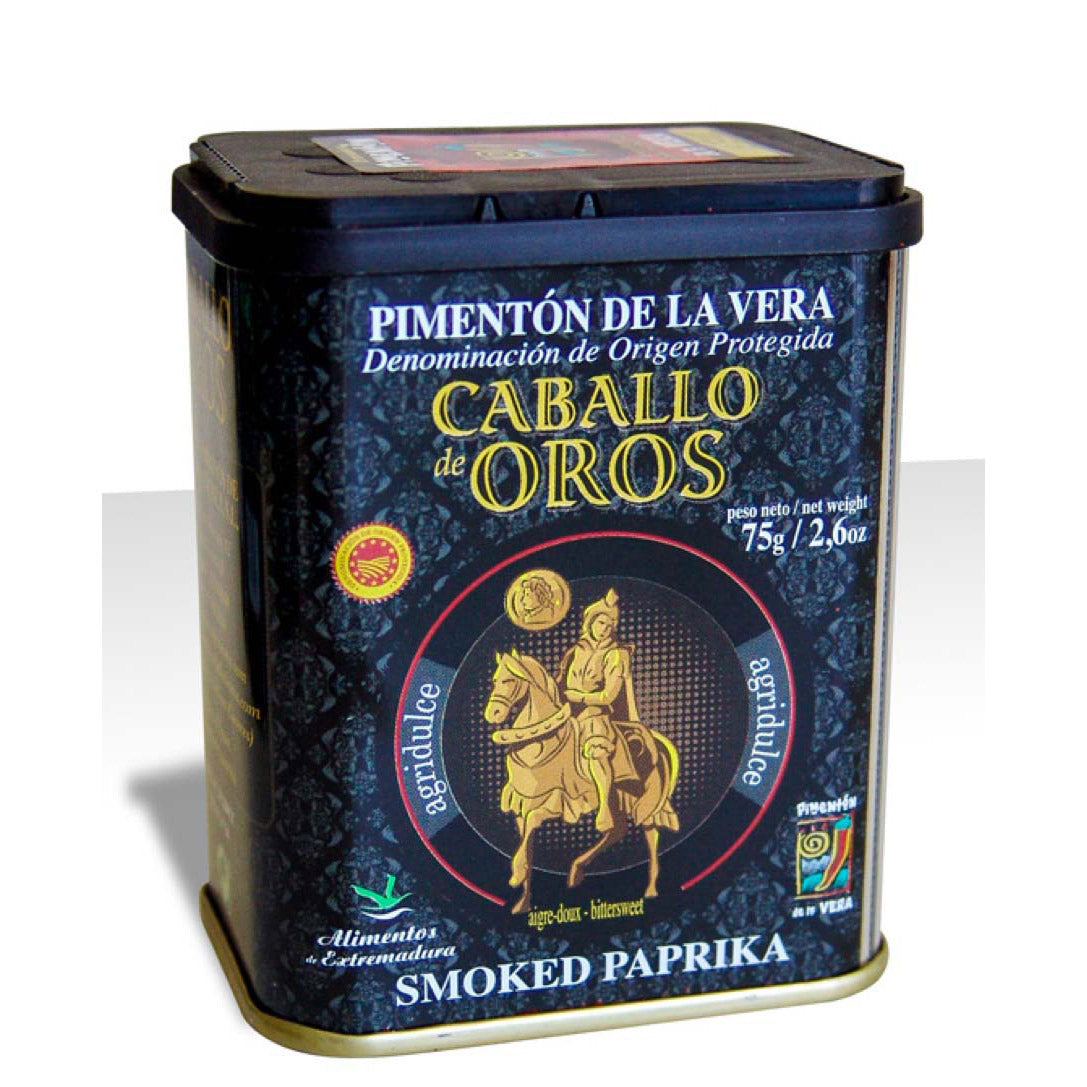 Eine schwarze Dose Caballo de Oros Smoked Paprika süß-pikant (Pimentón de la Vera bittersüß), 75 g, mit einem rot-goldenen Etikett mit einem Pferd und einem Reiter.