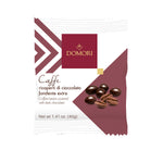 Domori Chicchi di caffè, 40 g - Kaffeebohnen mit Schokoladenüberzug in weißer und kastanienbrauner Verpackung mit Abbildungen von Kaffeebohnen auf der Vorderseite.