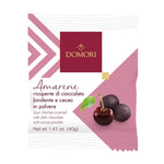 Eine 40g-Packung Domori Amarene, Kirschen mit Schokolade, mit schokoladenüberzogenen Kirschen und einer frischen Kirsche auf der Vorderseite.