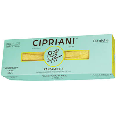 Eine 250-g-Packung Cipriani Pappardelle all'uovo von Cipriani in einer hellblauen Verpackung mit Sichtfenster.