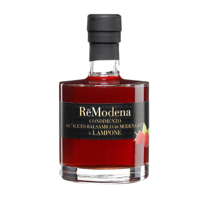 Eine 250-ml-Flasche Remodena Himbeerbalsamico aus Modena IGP von Remodena mit einem schwarzen Etikett mit Himbeermotiven.