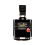 Eine 250-ml-Flasche Remodena Granatapfelbalsamico aus Modena IGP mit schwarzem Etikett, auf dem ein Granatapfel abgebildet ist.