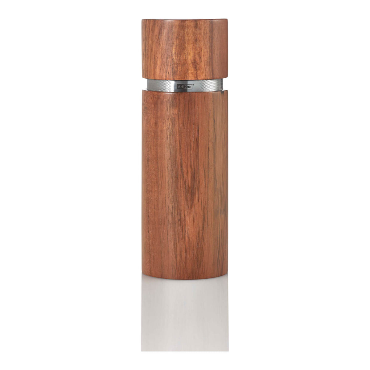 Die AdHoc Pfeffer- / Salzmühle Profi 19 cm von AdHoc ist eine hohe Holzmühle mit einem Metallband im oberen Bereich, die aufrecht auf weißem Hintergrund steht.