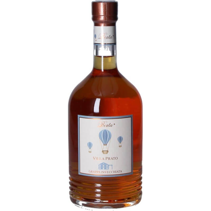 Eine 1-Liter-Flasche Grappa Berta Villa Prato der Distillerie Berta s.r.l. mit einem Kupferverschluss und einem Etikett mit blauen Heißluftballons.