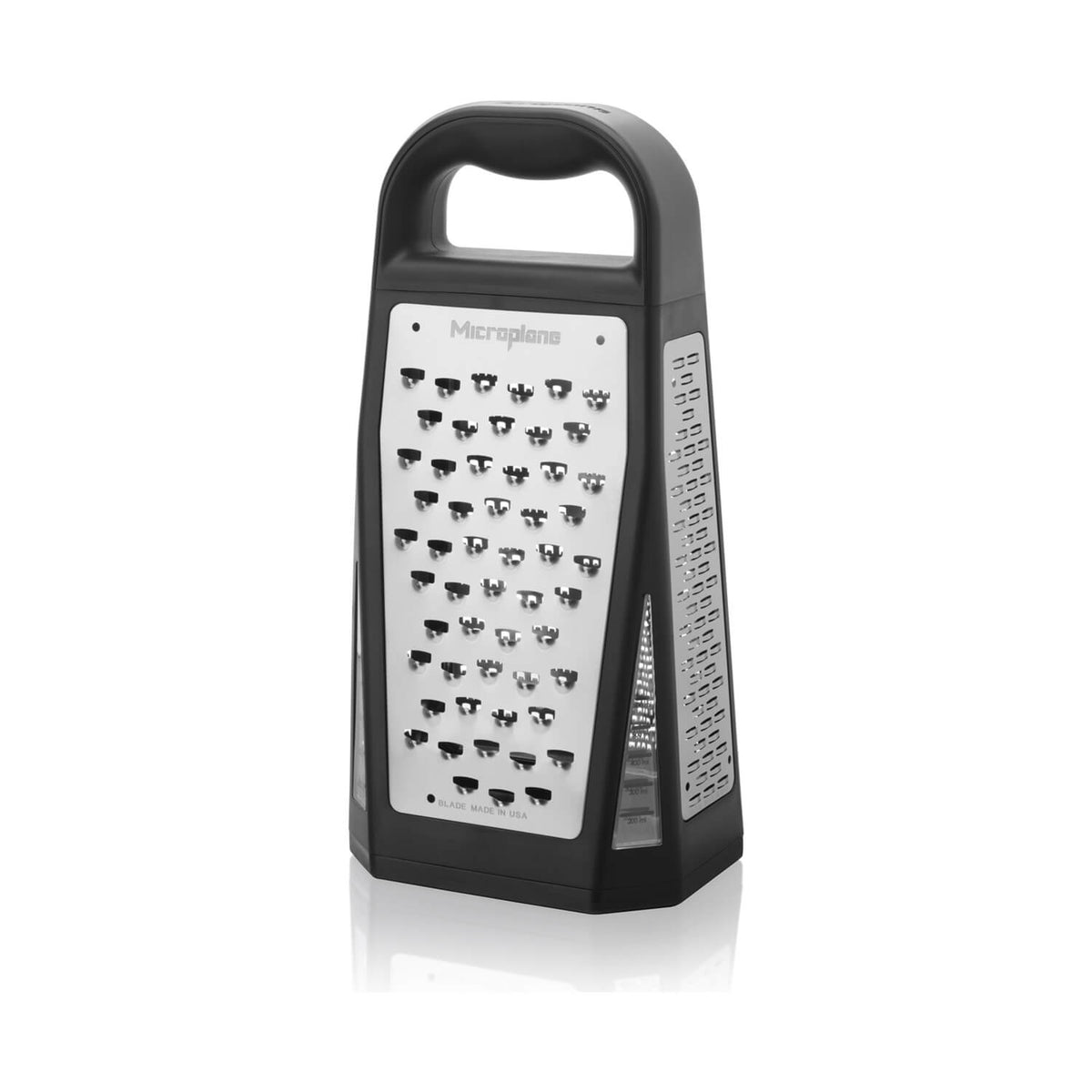 Die Microplane Elite Turmreibe Specialty, eine vierseitige Edelstahlreibe mit schwarzem Griff von Microplane, abgebildet auf weißem Hintergrund.