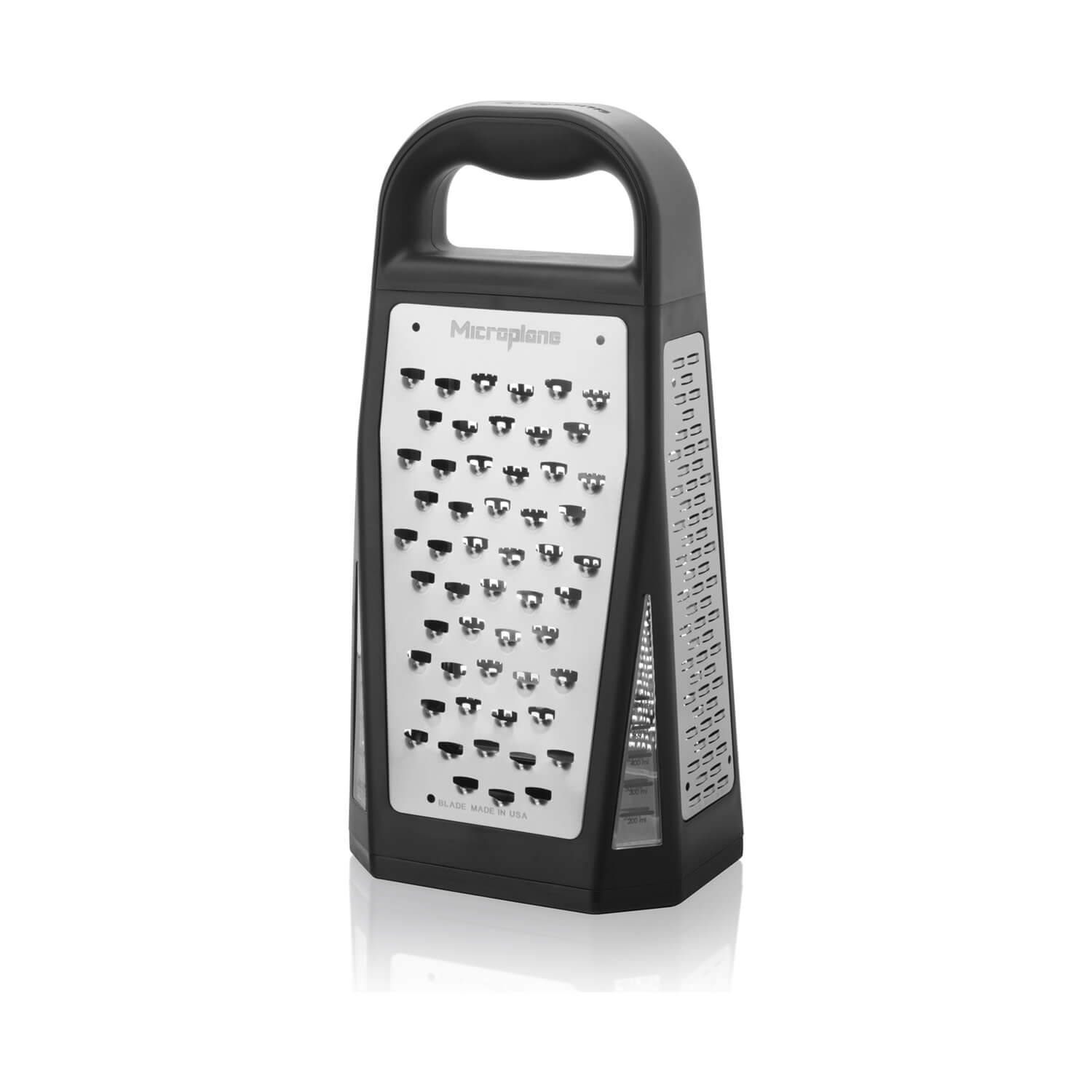 Die Microplane Elite Turmreibe Specialty, eine vierseitige Edelstahlreibe mit schwarzem Griff von Microplane, abgebildet auf weißem Hintergrund.