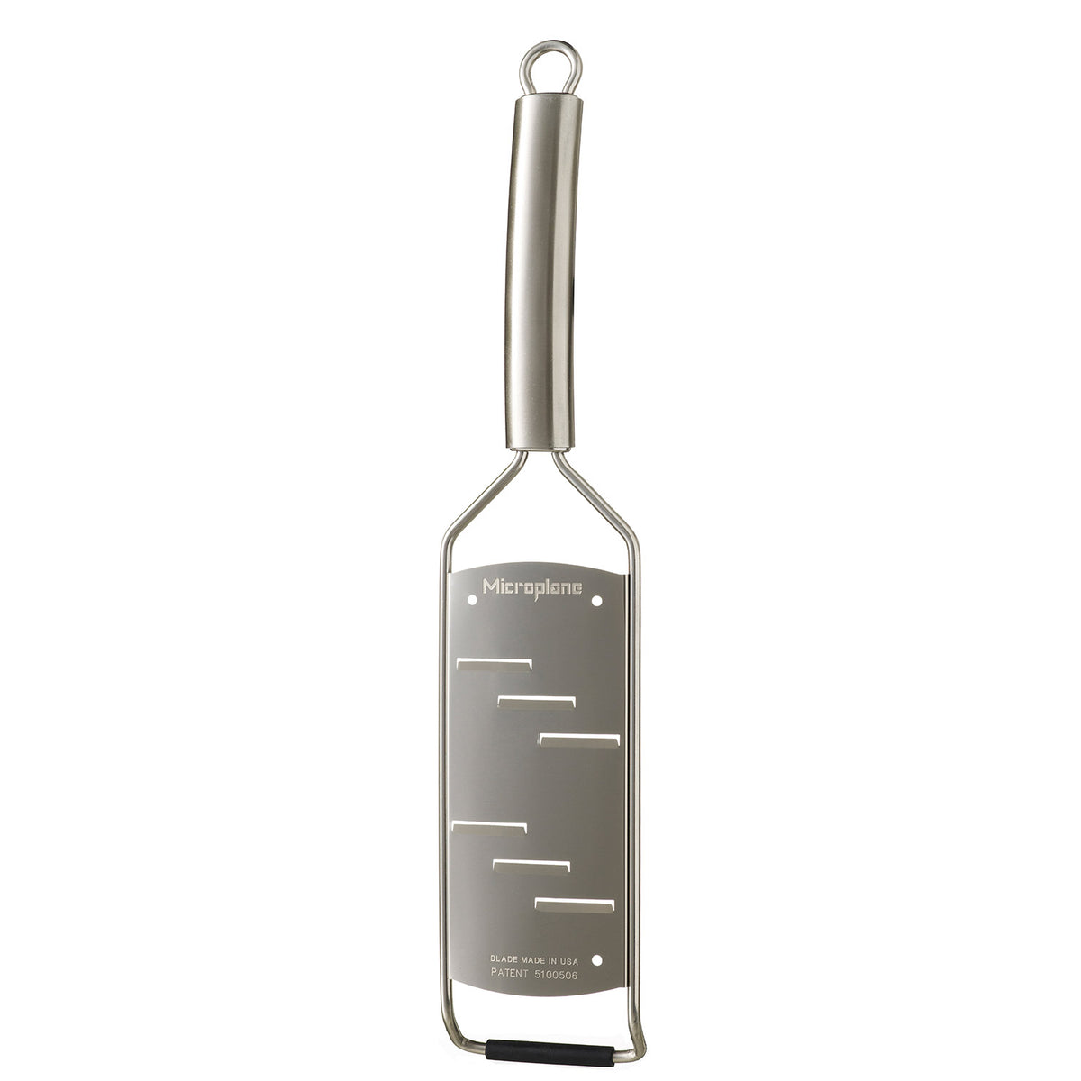 Die Microplane Professional Raspel, groß von Microplane ist ein handgeführter, flacher Käsehobel aus Edelstahl mit schwarzer Spitze und ergonomischem Griff.